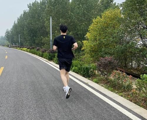 空腹|晨跑适合跑多少公里?每天坚持晨跑的人,要把握好分寸