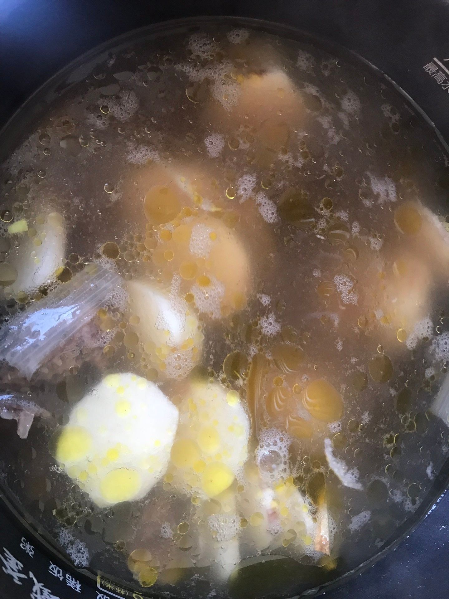 滋补营养,鸽子山药慢炖汤,鲜美可口,一碗下去全身暖暖的