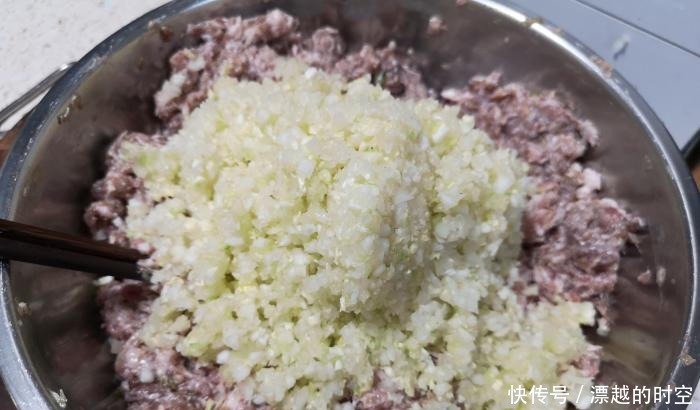 宅家21天,媳妇天天只给吃白菜,老公发朋友圈诉苦,朋友知足吧