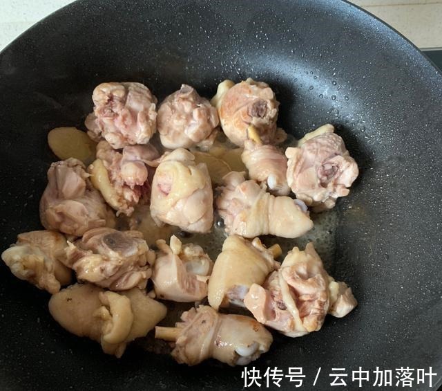 芋头搭配鸡肉这样做,芋头绵软,鸡肉细嫩入味,太解馋了!