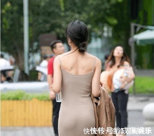 牛仔裤|微胖妹子的休闲装，吊带搭配牛仔裤，轻松展现清纯魅力