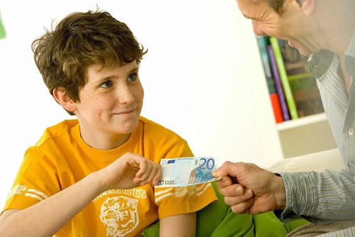 家长|孩子拿了钱就去买东西?家长做好四个方面,帮他树立正确的金钱观