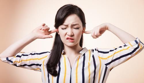 为什么有些人耳屎是湿的,有些人耳屎是干的?湿的人都有狐臭!