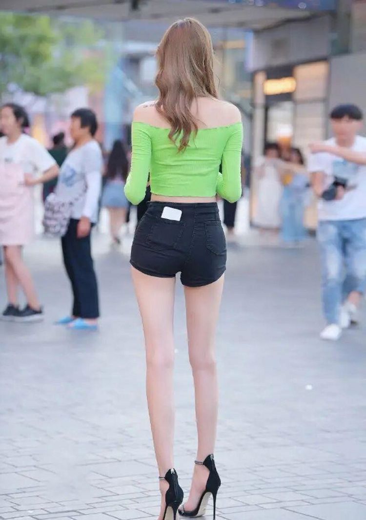 小肚腩|街拍:“挂脖裙”好火,贴身遮肉又显瘦,化解你的“小肚腩”