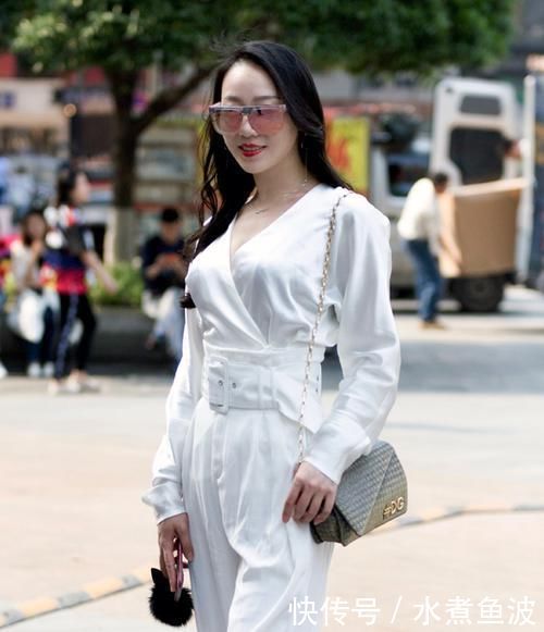 美眉|这就是传说中的皮肤白嫩派小脸美眉吧,笔直的长腿更锦上添花