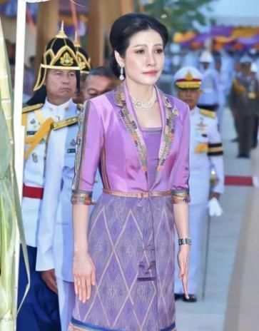 泰王&苏提达和诗妮娜,为了一把御椅杠上了,后妃暗斗没有停止