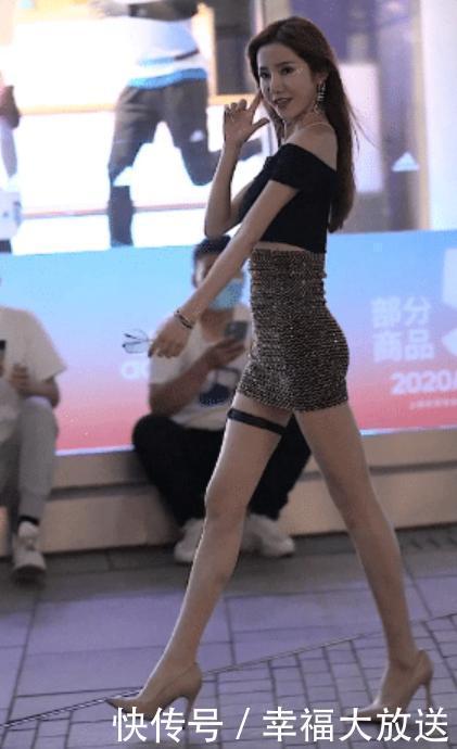恨天高|小妹妹穿着漂亮的“恨天高”,搭配着一条包臀裙
