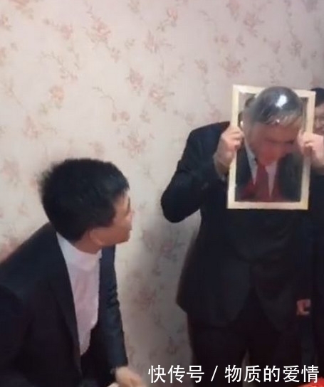 结婚|新娘让新郎和伴郎用头钻透明“塑料袋”顶不破就不结婚!