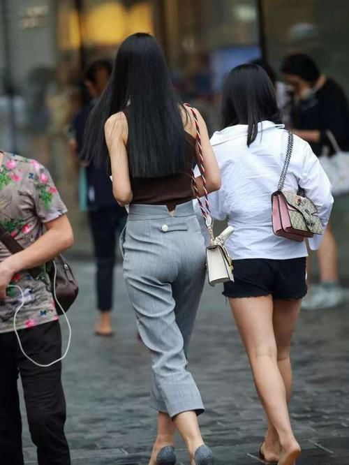 美女|街拍美女辣妈风韵成熟有女人味,曲线身姿妖娆盛世美颜