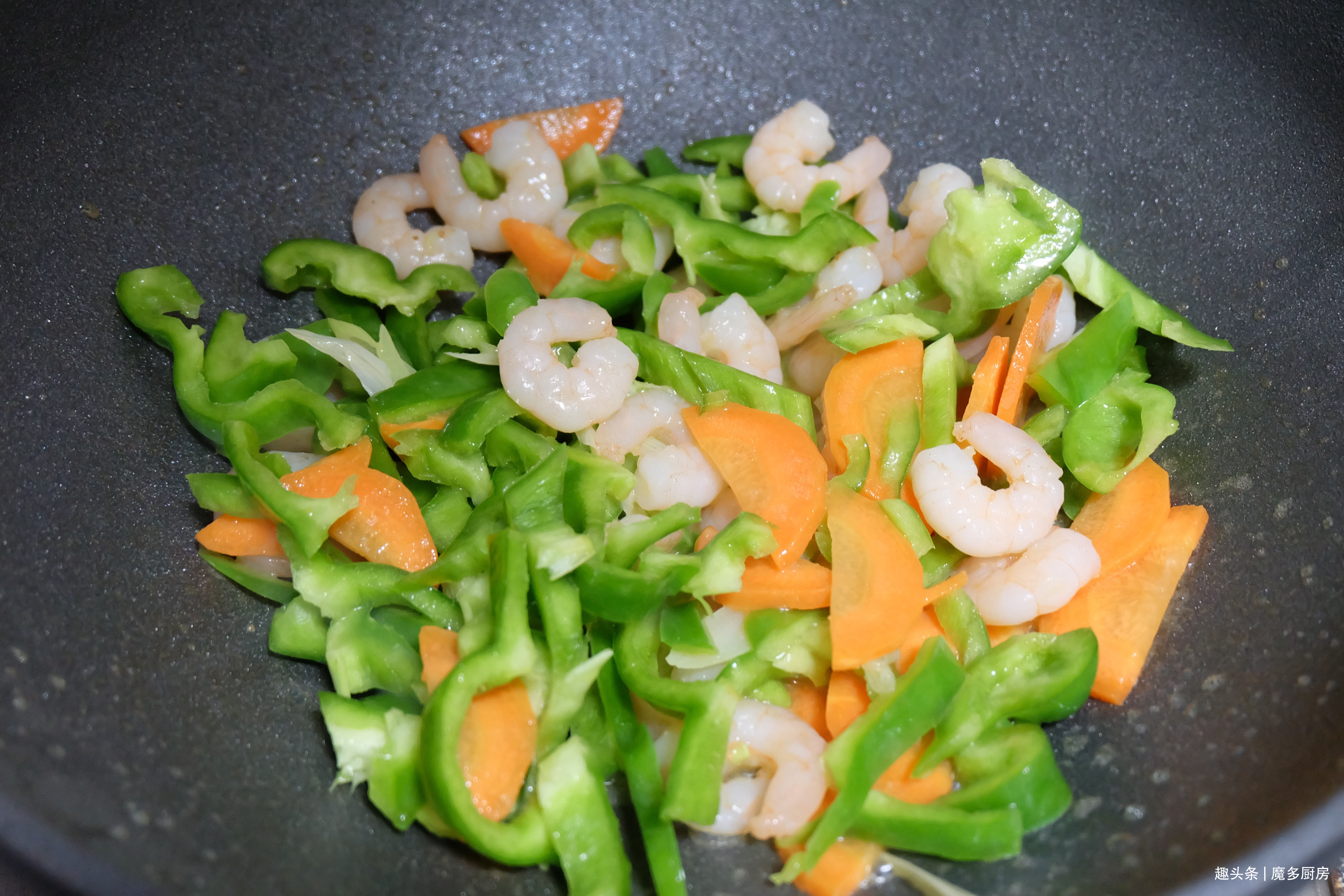 全职妈妈准点做晚餐，20分钟做出一桌家常饭菜，营养健康味道香