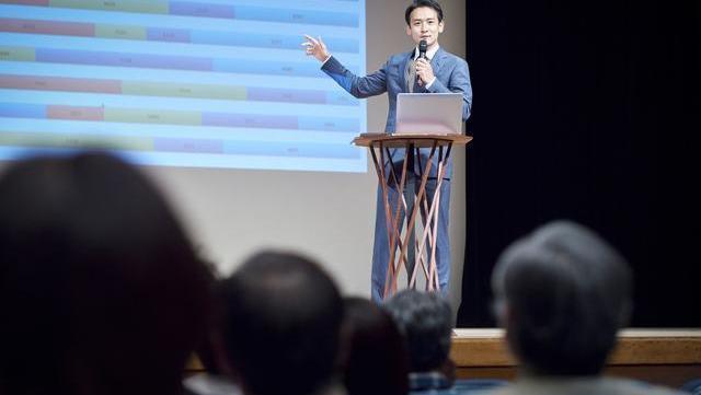 董卿退居幕后，《诗词大会》新主持龙洋表现如何观众一语道破！