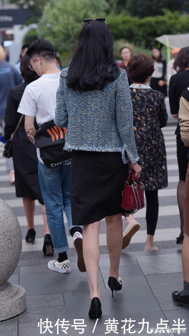 初秋时节穿裙子，搭配一件粗花呢外套，时髦洋气还保暖