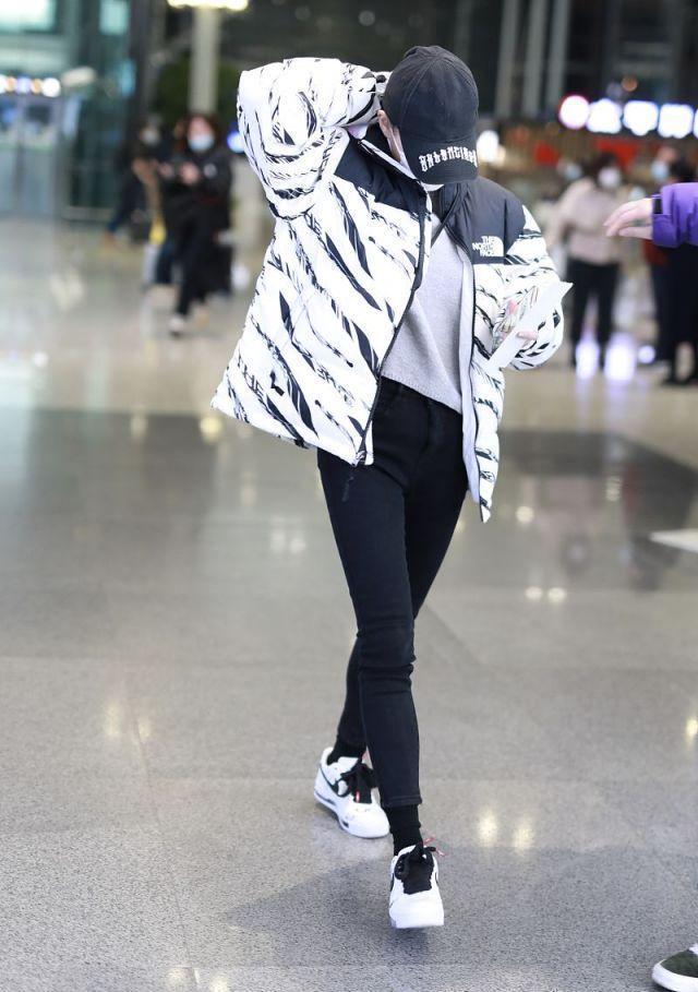 着一双漂亮|何超莲穿条纹羽绒服搭无痕裤, 一双筷子腿太迷人, 运动时尚又健美