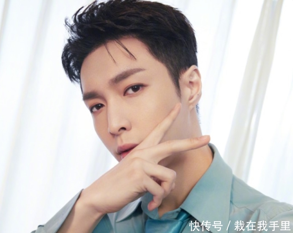 张艺兴拿到驾驶证,并晒出照片来炫耀,但大头照更令人注意