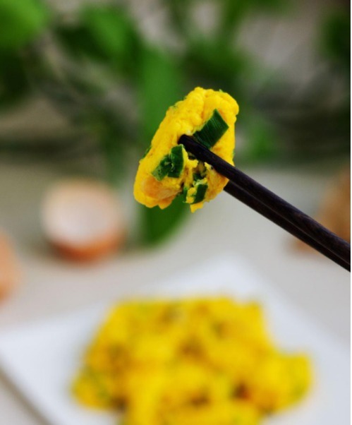 鸡蛋别再用油炒了,跟我学这么做,成品水水嫩嫩的入口即化太棒了