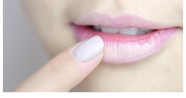 唇色 如何正确涂抹口红?适合素颜和淡妆使用的显白口红推荐