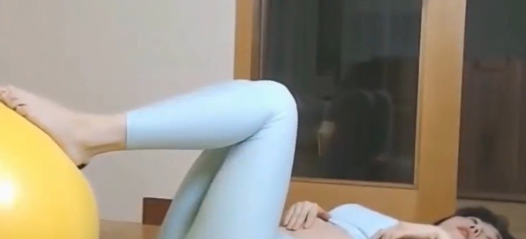 瑜伽球|美女瑜伽球健身, 既瘦腿又塑形, 还可提升力量
