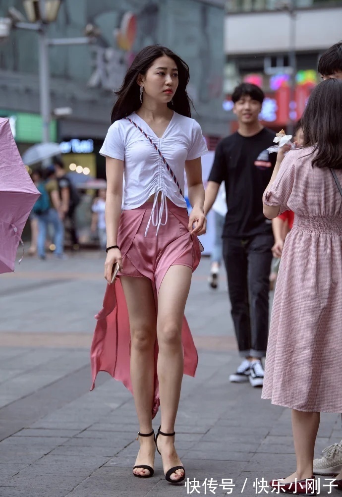 穿搭|白色抽绳设计的短袖，搭配粉红色开叉裙，好看又显身材