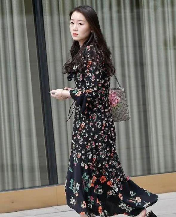街拍:气质优雅的时尚辣妈,黑色的碎花长裙美丽大方