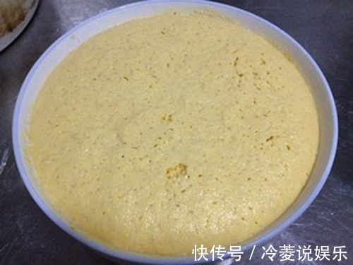 玉米面新做法，开水一烫，筷子一搅，一个就能解决全家人早餐