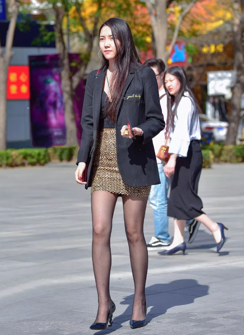 气质|气质女孩偏爱小西装搭配, 即便只搭一条高腰半身裙, 也照样有魅力