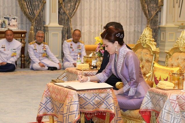 苏提达穿粉裙装嫩成功！诗妮娜不在眼前晃，王后换新发型愈发惊艳