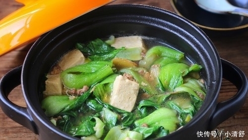 中午用2两肉炖了1锅菜,汤鲜菜香,无肉不欢