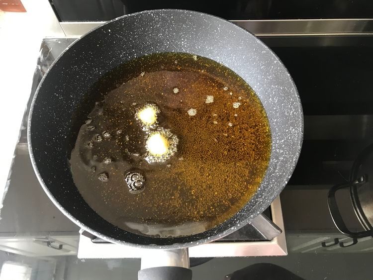 想吃油条不用出去买，自己在家也能做，蓬松酥脆还省钱