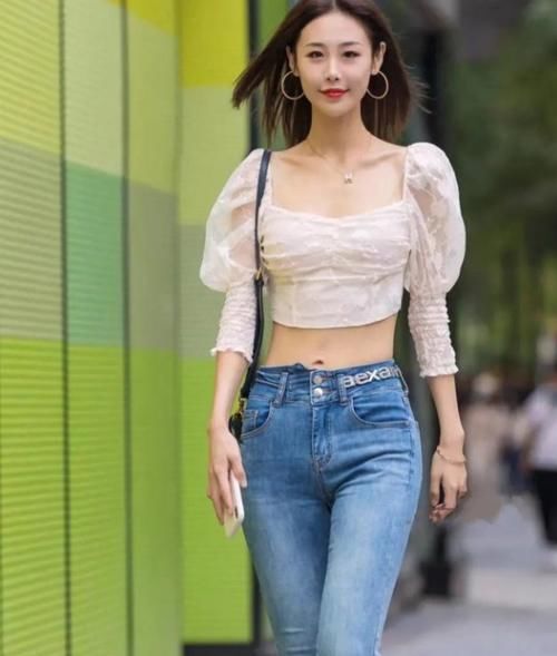美女模特：蓝色牛仔裤展现出漂亮的小蛮腰，美女太可爱了