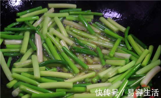 正确做法|炒蒜苔时，最忌焯水和过油了，教你正确做法，比饭店做的还好吃！
