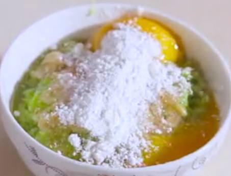 2个鸡蛋,3片白菜,这样简单一做,全家人抢着吃呢!