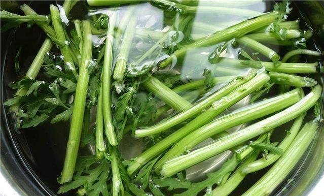 手菜|这快手菜,清新爽口,上桌秒光,常吃补脑记忆好,多给肠胃洗洗澡