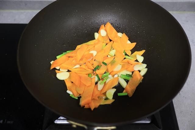 凉拌|秋葵别老凉拌了,和这2种菜同炒倍儿下饭,脆嫩鲜香有滋味