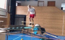 |搞笑GIF:超喜欢这类运动,虽然不刺激,但是超搞笑。