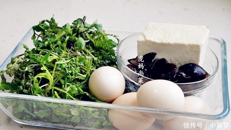 荠菜新吃法,卷起来蒸5分钟,清鲜软嫩,一口一个吃不停