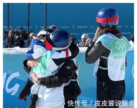 go对手遭绝杀失声痛哭,谷爱凌贴心安慰!前3名拥抱在一起,太暖了
