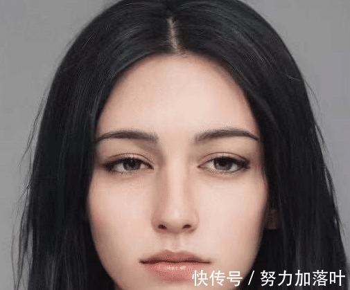 小姐姐|真人版《进击的巨人》,兵长禁欲脸,艾伦比动画还帅,她是谁