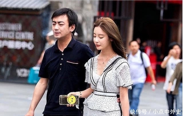 街拍:白色优雅黑边波点套裙,小蛮腰不盈一握