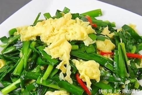 30年大厨教你炒蛋最正宗做法，鸡蛋里别放盐，加它鸡蛋又鲜又嫩滑