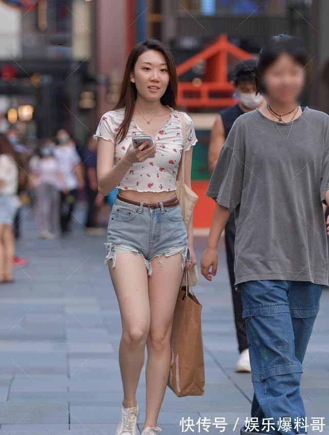小姐姐 小玫瑰花印花上衣搭配破洞裤,性感俏皮,随性舒适!