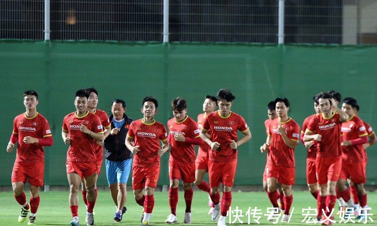 百米飞人|国足有身体优势?越南球员不服,亮出发达腹肌,秒杀李铁所有爱将