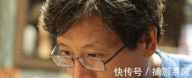 照相机&冷军画纸飞机卖52万,上边小字画得太清晰,专家省的用照相机了