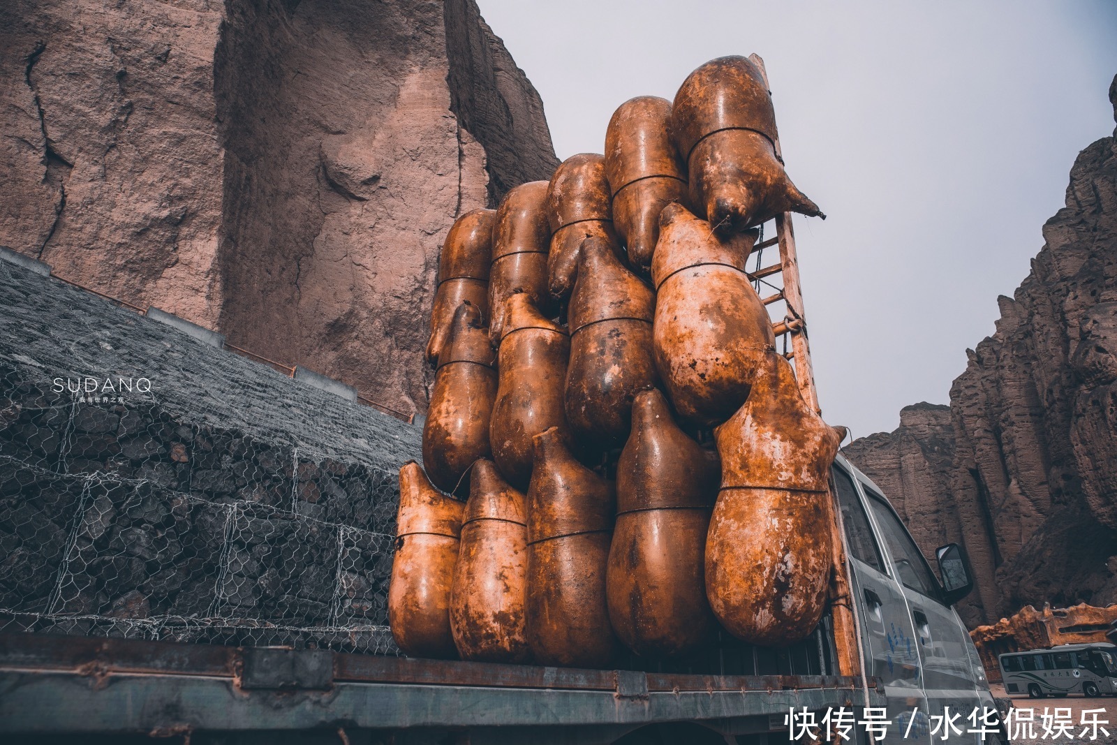 用动物的皮制作“船”,这个有千年历史的筏子,游客称“残忍”