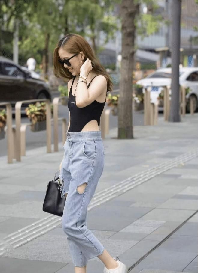 连体衣加牛仔裤迷人“腰线”，这样穿也太潮了