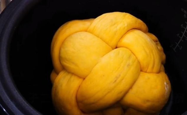 南瓜里加一碗红枣，不用烤箱，不用锅烙，简单一做，比面包还好吃