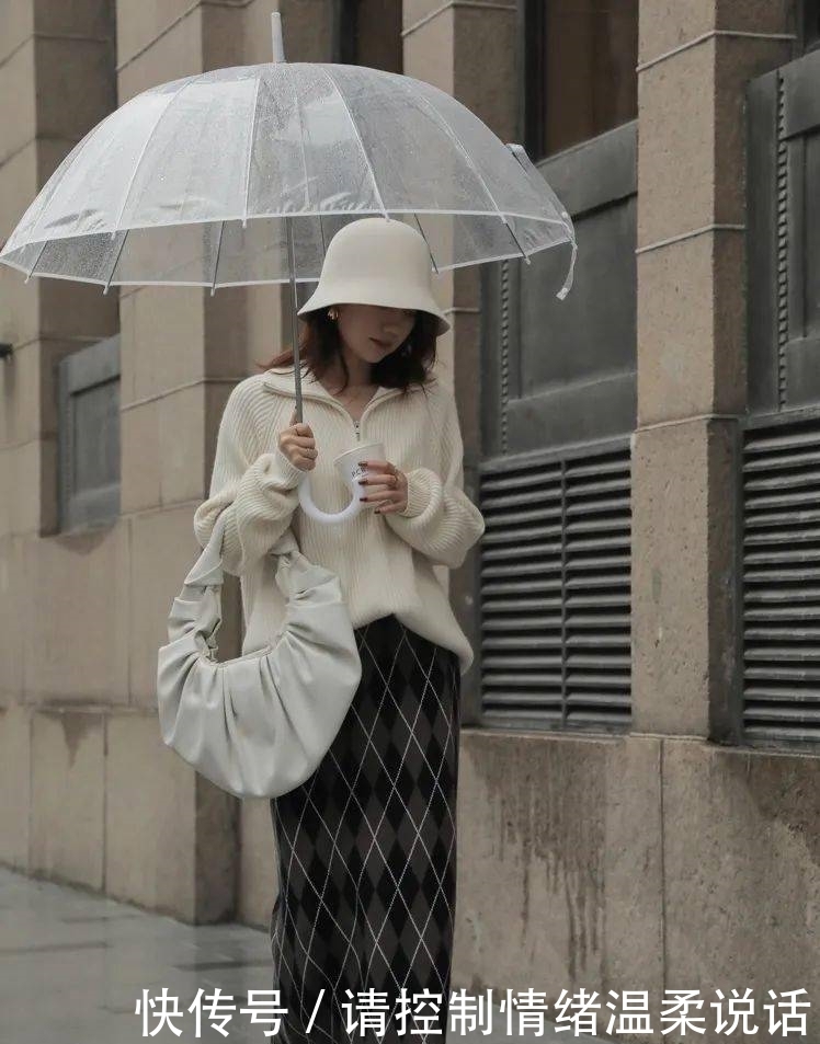 2021年第一套绝美气质穿搭:丝绒裙+毛衣!!!