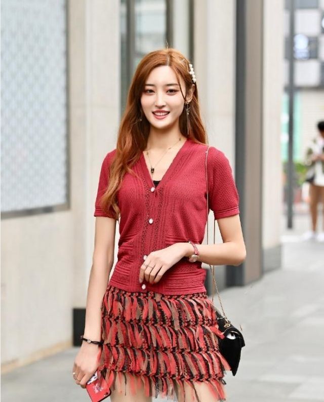 小西装 衬衣搭配百褶裙的小姐姐,打结的穿搭更受亲睐,尽显纤细大长腿