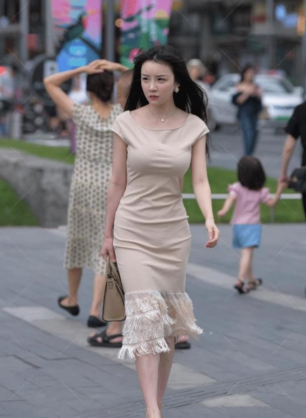 贵妇逛街“真奢侈”,把拖布围在裙子上,怪不得路人都不敢靠近