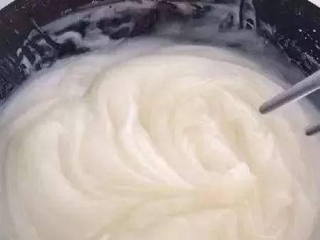 把面粉倒进滚水里煮,10分钟后,全家人连说太神奇了,我连吃了2碗