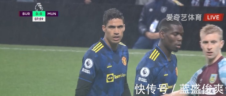 博格巴|1比0!曼联爆发,博格巴激动跪地亲吻草皮,C罗无视队友不开心!